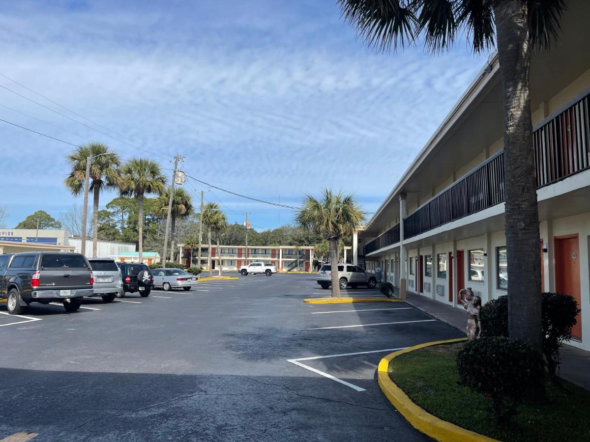 Hole Inn The Wall Hotel - Fort Walton Beach - Sunset Plaza - Nearby Beaches & Hurlburt מראה חיצוני תמונה