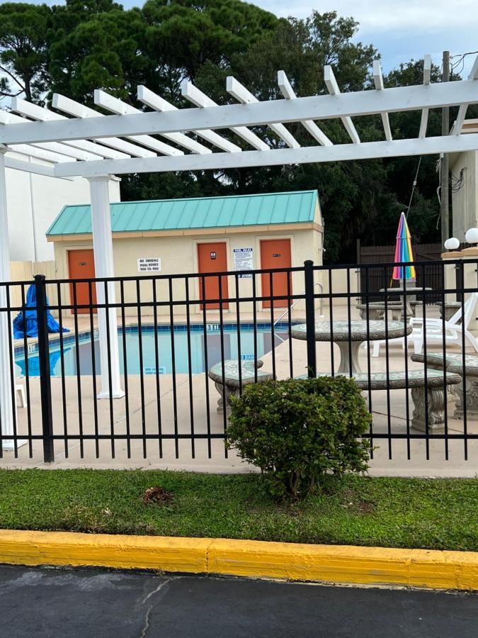 Hole Inn The Wall Hotel - Fort Walton Beach - Sunset Plaza - Nearby Beaches & Hurlburt מראה חיצוני תמונה