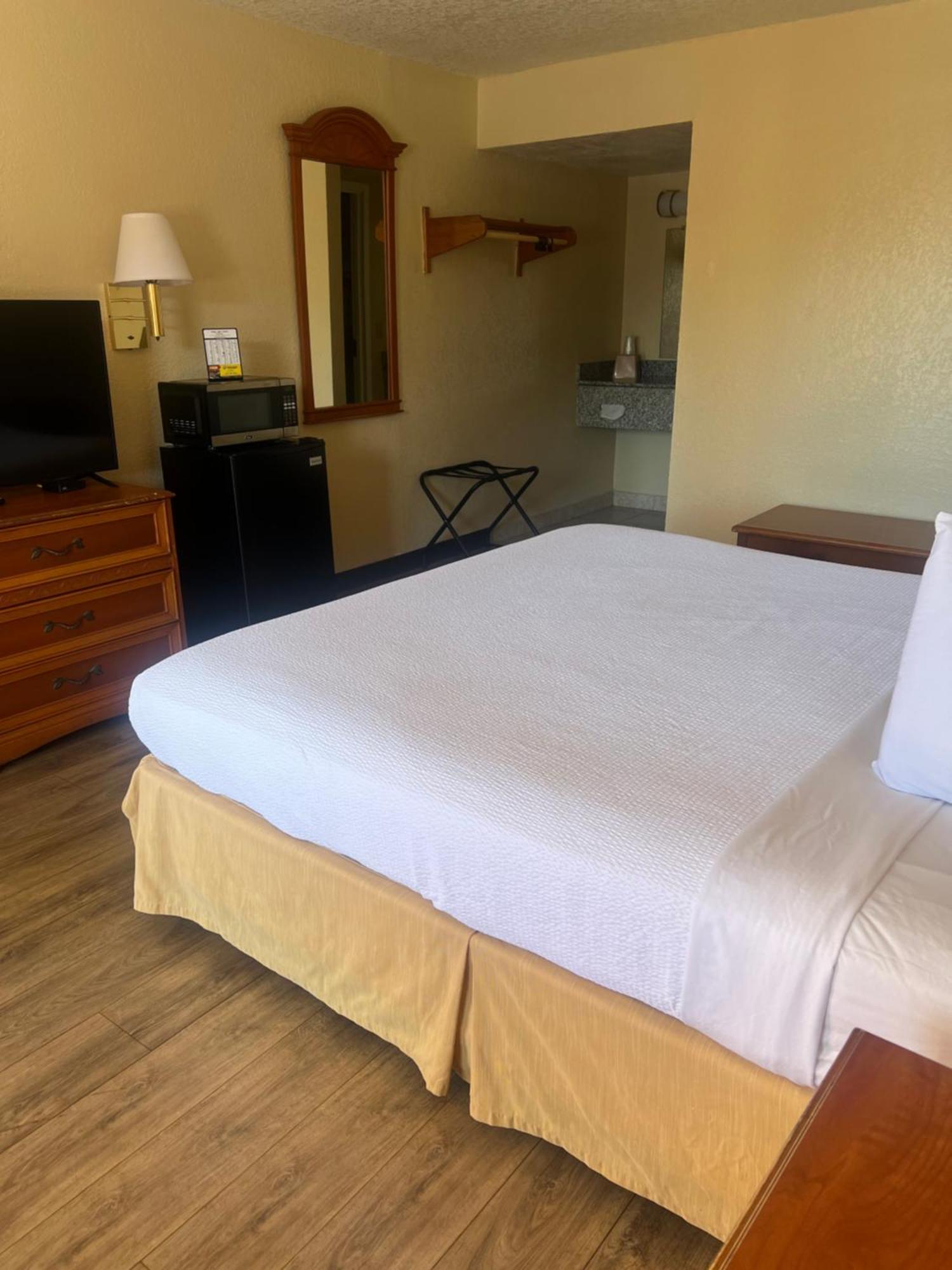 Hole Inn The Wall Hotel - Fort Walton Beach - Sunset Plaza - Nearby Beaches & Hurlburt מראה חיצוני תמונה