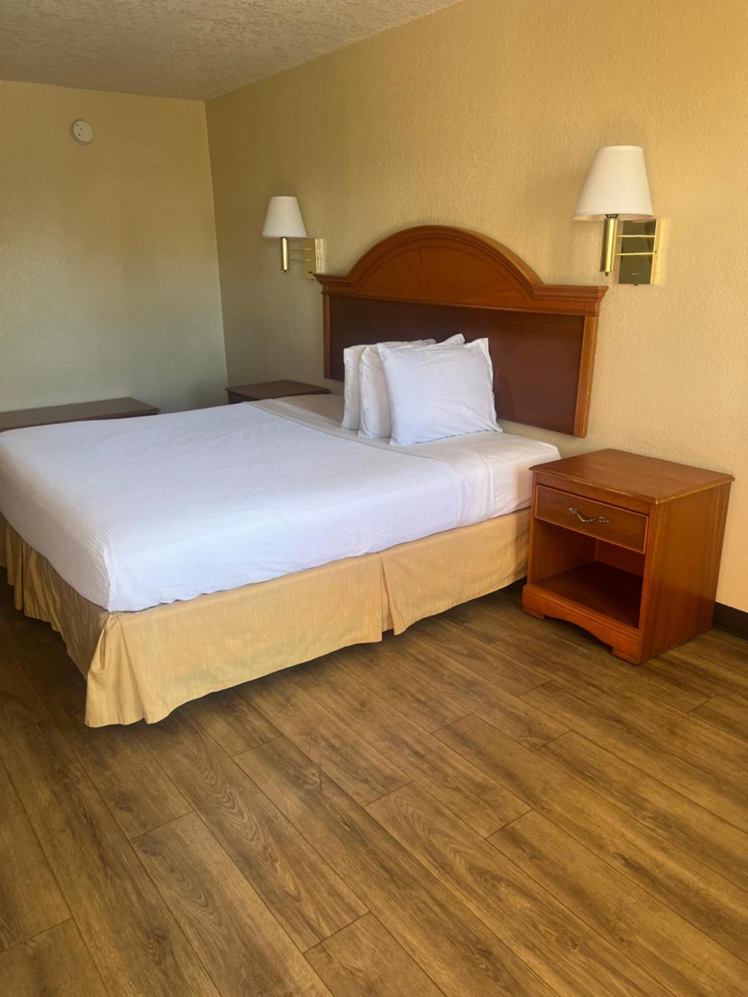 Hole Inn The Wall Hotel - Fort Walton Beach - Sunset Plaza - Nearby Beaches & Hurlburt מראה חיצוני תמונה