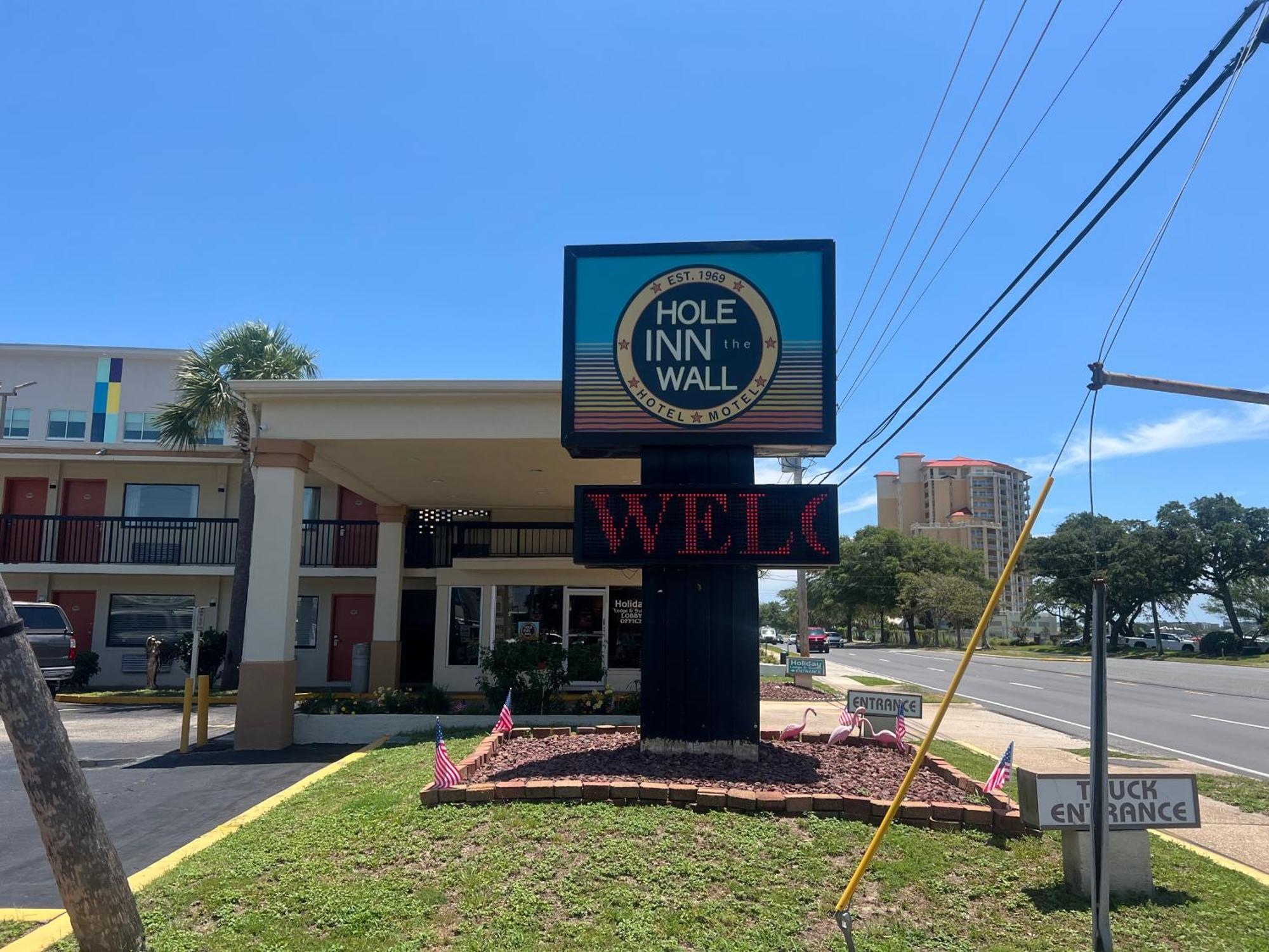 Hole Inn The Wall Hotel - Fort Walton Beach - Sunset Plaza - Nearby Beaches & Hurlburt מראה חיצוני תמונה