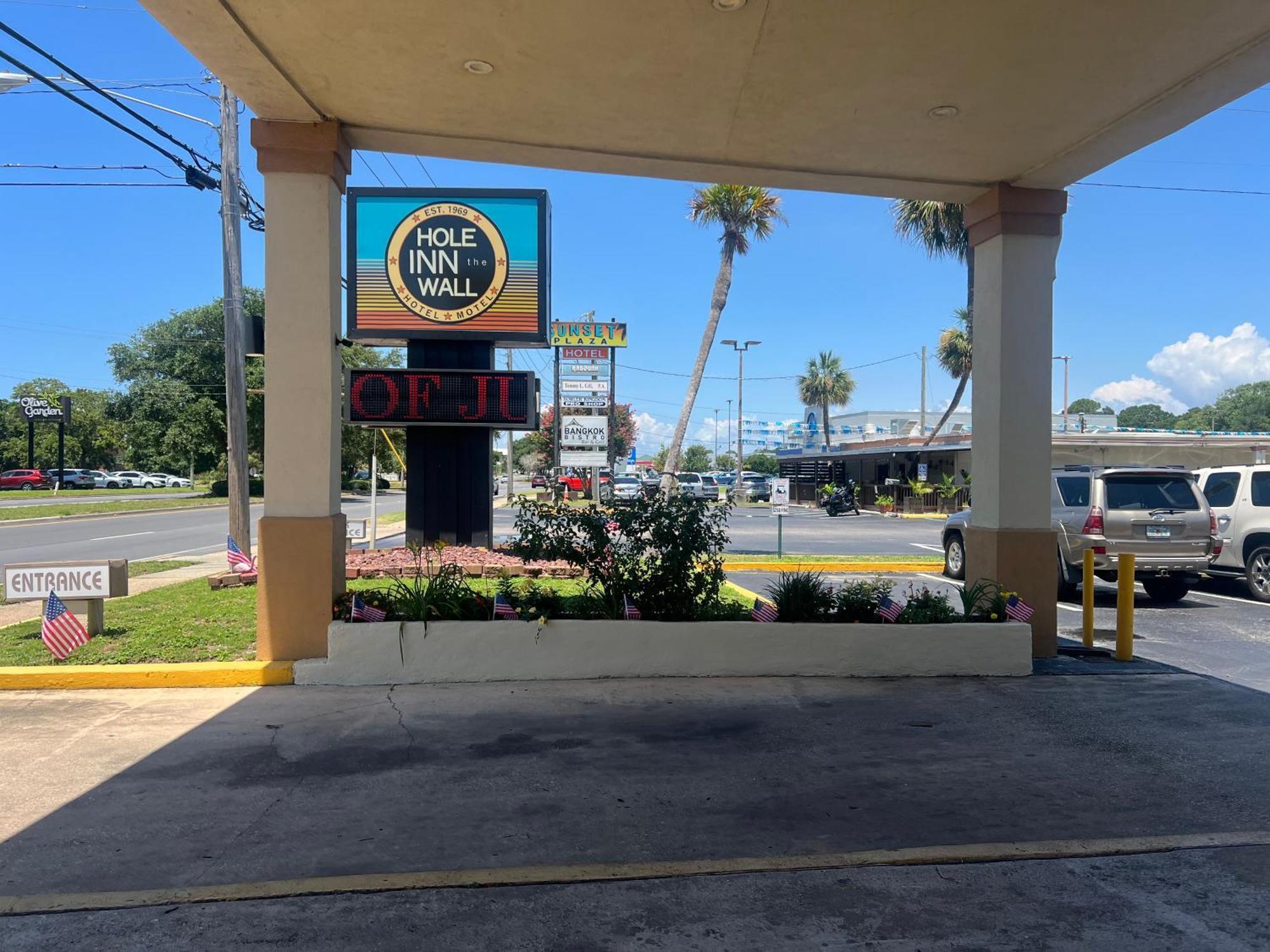 Hole Inn The Wall Hotel - Fort Walton Beach - Sunset Plaza - Nearby Beaches & Hurlburt מראה חיצוני תמונה