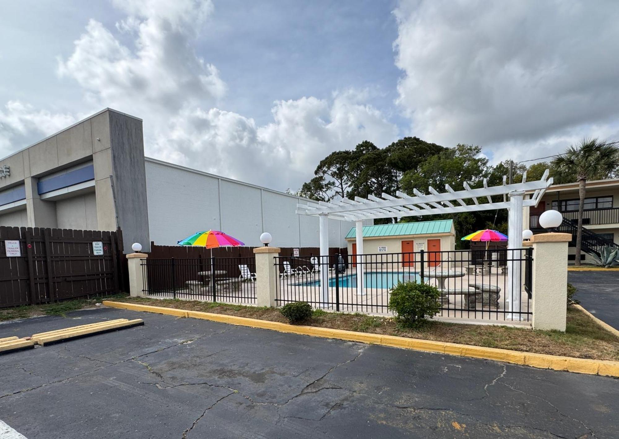 Hole Inn The Wall Hotel - Fort Walton Beach - Sunset Plaza - Nearby Beaches & Hurlburt מראה חיצוני תמונה