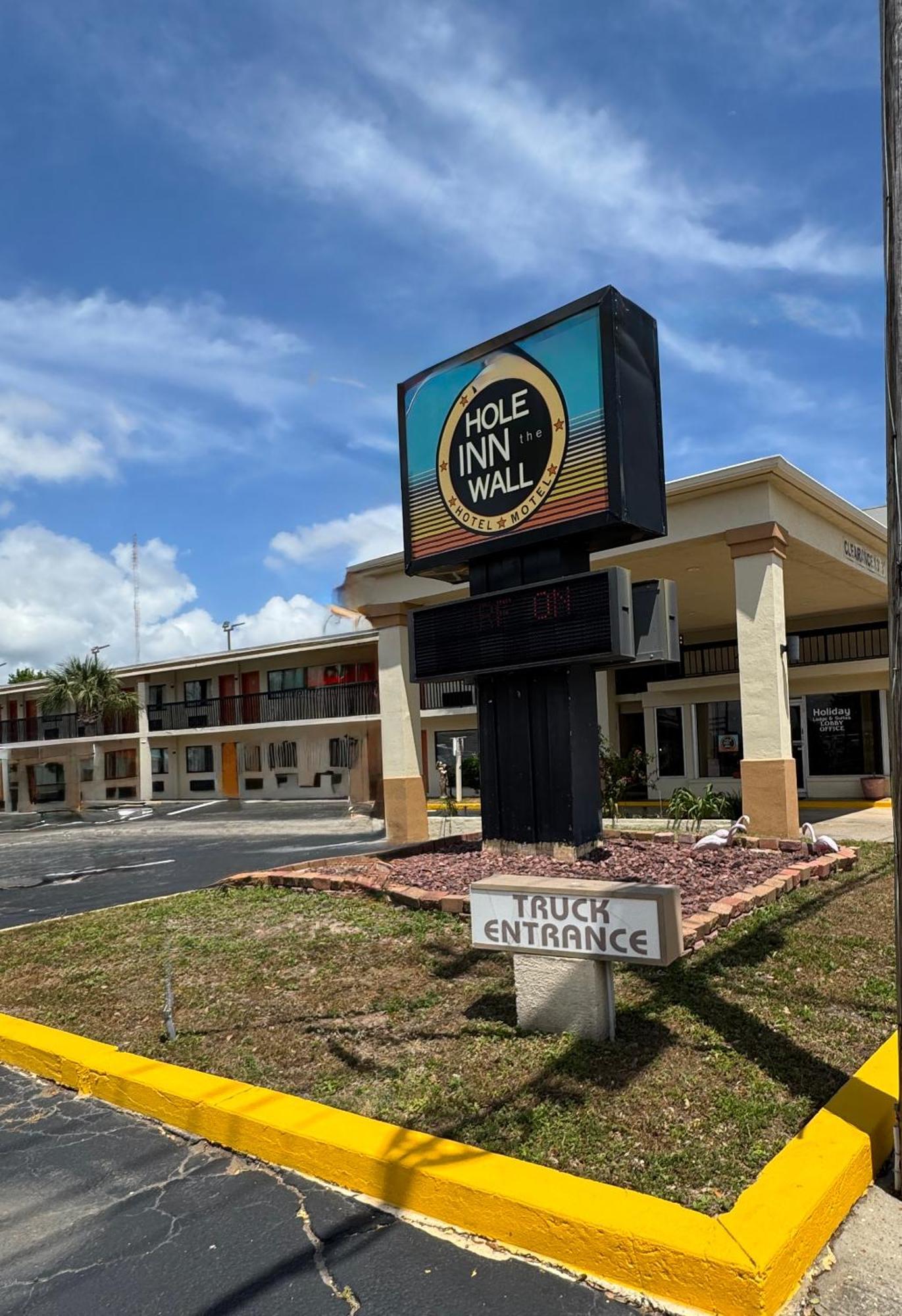 Hole Inn The Wall Hotel - Fort Walton Beach - Sunset Plaza - Nearby Beaches & Hurlburt מראה חיצוני תמונה